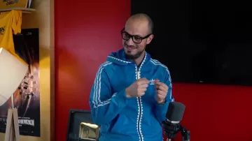 La veste Adidas bleue de Carlito dans la vidéo YouTube BLIND­TEST DES SY­NO­NYMES de MacFly & Carlito feat. MAXENSS et SQUEE­ZIE