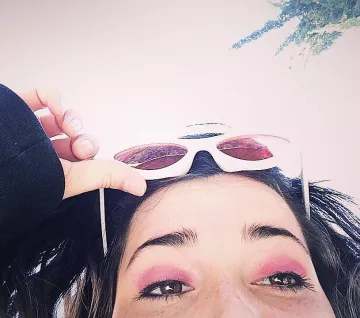 Las gafas de sol blancas de ojo de gato con lentes naranjas que lleva Maïcee en su cuenta de Instagram @maiceemusic