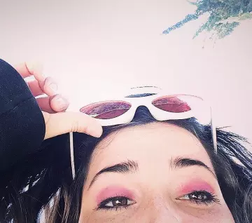 Les lunettes de soleil oeil de chat blanches à verres oranges portées par Maïcee sur son compte Instagram @maiceemusic