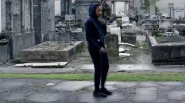 Zapatillas Nike Running usadas por Alicia West (Naomie Harris) como se ve en negro y azul