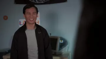 La chaqueta nike negra con cremallera usada por Wally (B.D. Wong) en Awkwafina es Nora From Queens (S01E10)