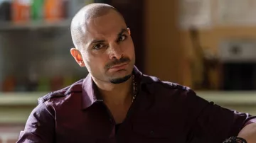 Camisa oscura de Borgoña usada por Nacho Varga (Michael Mando) como se ve en Better Call Saul (Temporada 5 Episodio 10)