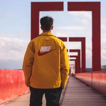 La veste jaune Nike x Supreme portée par Inoxtag sur son compte Instagram @inoxtagytb 