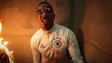 La veste de survêtement de l'équipe de football d'Allemagne portée par Timal dans son clip La 13