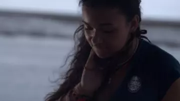 Rip Curl haut porté par Kiara (Madison Bailey) dans les Outer Banks (S01E01)