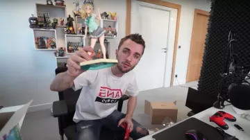 Le t-shirt Vans japonais de Squeezie dans sa vidéo LA FIGURINE QUI COÛTAIT 300€