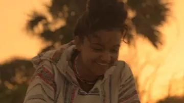 Striped hoodie, portés par Kiara (Madison Bailey) dans les Outer Banks (S01E01)