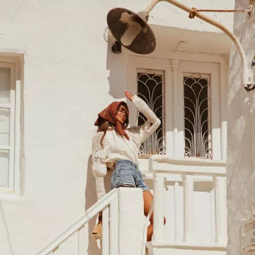 Le short en jean  porté par Julie Sariñana sur son compte Instagram @sincerelyjules 