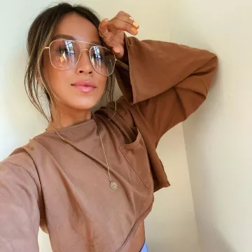 Le collier pièce de monnaie porté par Julie Sariñana sur le compte Instagram de @sincerelyjules