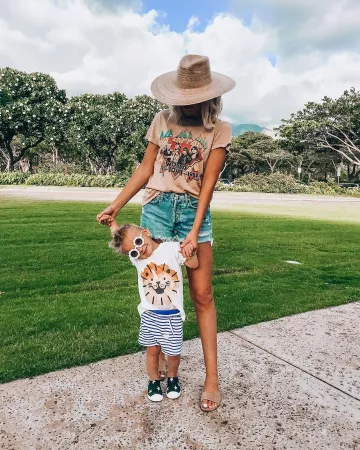 Palma Wide Straw Boater Hat de Melissa Cole en la cuenta de Instagram @ellabrooksblog