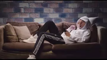 Le bas de jogging adidas de Soolking dans son clip Rockstar