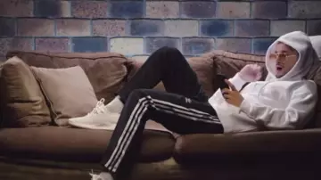 La paire de Yeezy 350 V2 cream white portée par Soolking dans son clip Rockstar