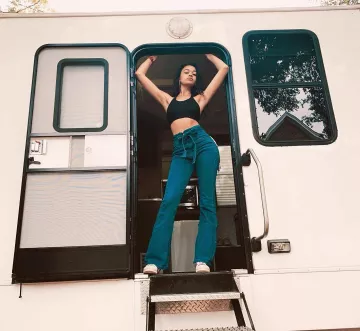 Pantalones vaqueros flare usados por Madison Bailey en su cuenta de Instagram @madisonbaileybabe