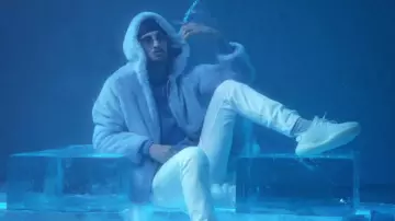 Le jean blanc de Soolking dans son clip Rockstar 