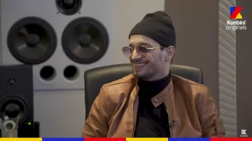 Le blouson en cuir beige de Soolking dans la vidéo Interview - Soolking : l'Algérie puis le monde ou rien