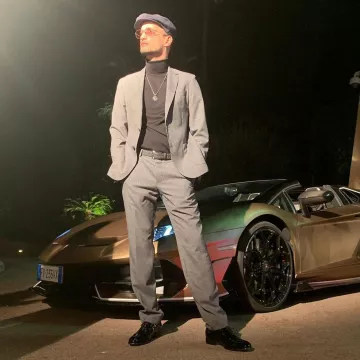 La veste de costume grise de Soolking sur son compte Instagram @soolkingofficiel