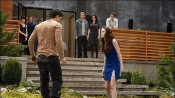 The blue dress Bella Cullen (Kristen Stewart) in Twilight-chapter 5 : Revelation part 2