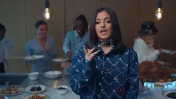 La veste en jean Karl Kani portée par Mabel dans son clip Loneliest Time Of Year