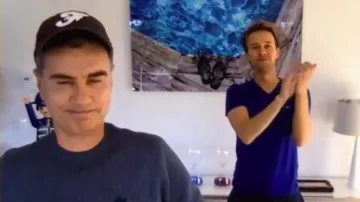 La gorra oficial del equipo de béisbol francés de Laurent Luyat en Show Must Go Home el 01.05.2020