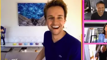 The t-shirt V-neck blue Lacoste Cyril Féraud in Show Must Go Home the 01.05.2020