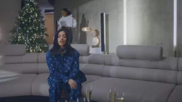 Le jean baggy Karl Kani porté par Mabel dans son clip Loneliest Time Of Year
