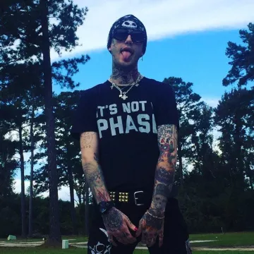 La camiseta "It's not a phase" usada por Lil Peep en su cuenta de Instagram @lilpeep