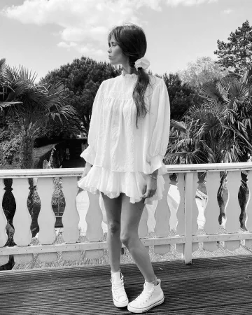 La mini-jupe blanche Storets de Alison Toby sur son compte Instagram @alisontoby