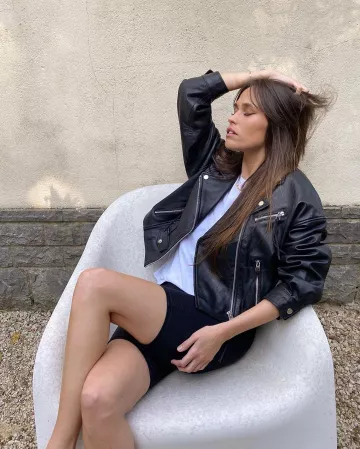 Le short cycliste noir de Alison Toby sur son compte Instagram @alisontoby