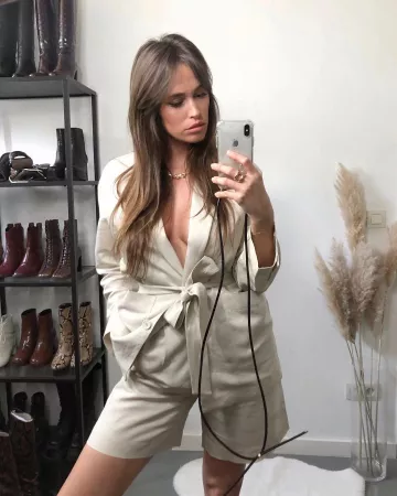 Le short beige Edited de Alison Toby sur son compte Instagram @alisontoby