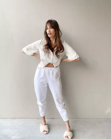 Le jogging blanc American Vintage de Alison Toby sur son compte Instagram @alisontoby