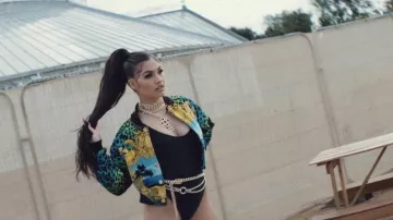 Le bomber Versace x H&M porté par Mabel dans son clip Bad Behaviour