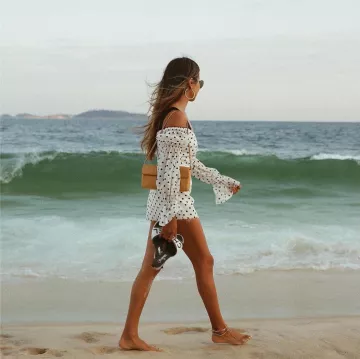 Le sac baguette porté par Julie Sariñana sur son compte Instagram @sincerelyjules 