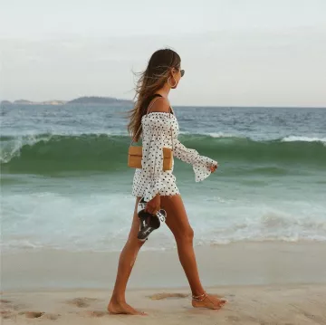 Le bracelet de cheville porté par Julie Sariñana sur son compte Instagram @sincerelyjules