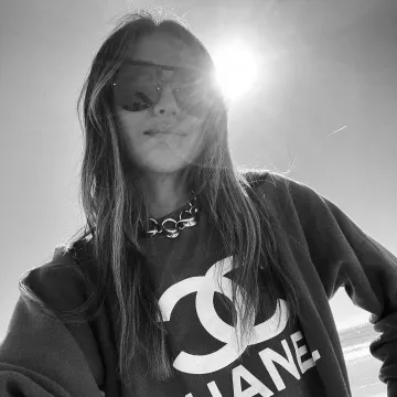 La chaîne en grosse maille ras de cou portée par Julie Sariñana sur son compte Instagram @sincerelyjules