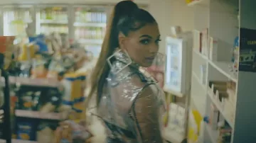 L'imperméable transparent porté par Mabel dans son clip One Shot
