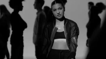 La brassiere Calvin Klein portée par Mabel dans son clip My Boy My Town