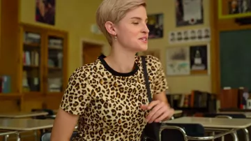 La camiseta de manga corta con estampado de leopardo de H&M usada por Eve (Christina Kartchner) en My First Times (Temporada 1)