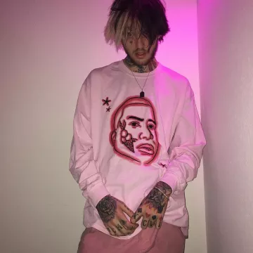 La camiseta rosa Superradical usada por Lil Peep en la cuenta de Instagram de @superrradical
