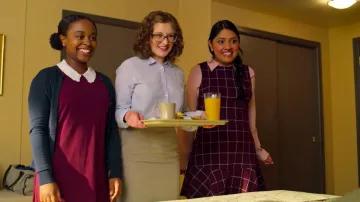 La camisa azul claro a rayas usada por una chica de secundaria en My First Times (Temporada 1)