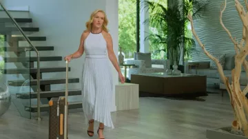 The suitcase Louis Vuitton Vivian (Angela Kinsey) in My first time (Season 1)