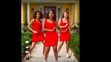 The dress sleeveless figure-hugging red worn by Devi (Maitreyi Ramakrishnan) in My first time (S01E03)