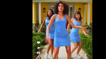 El ajustado vestido azul que lució Fabiola (Lee Rodríguez) en Mis primeros tiempos (S01E03)