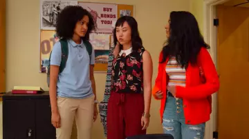 Le polo bleu ciel porté par Fabiola (Lee Rodriguez) dans Mes premières fois (S01E01)