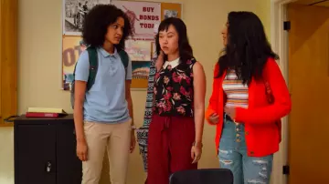 Le pantalon chino beige porté par Fabiola (Lee Rodriguez) dans Mes premières fois (S01E01)