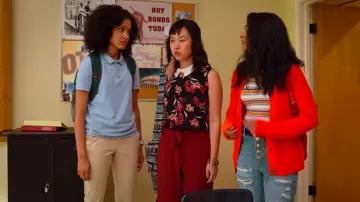 Le gilet en laine rouge de Devi (Maitreyi Ramakrishnan) dans Mes premières fois (S01E01)