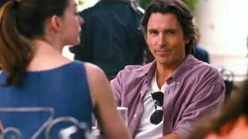 Camisa rosa clara usada por Bruce Wayne (Christian Bale) en The Dark Knight Rises