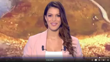 La veste droite avec col cranté à revers vieux rose de Iris Mittenaere dans Tirage du loto le 02.05.2020