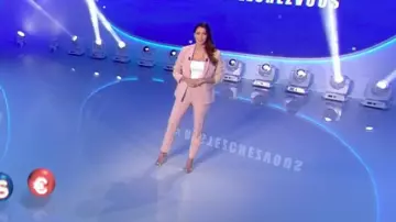 Le pantalon slim taille basse vieux rose de Iris Mittenaere dans Tirage du loto le 02.05.2020