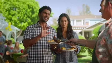 La chemise à carreaux portée par le père de Devi dans Mes premières fois (S01E01)