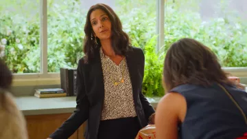 La chemise à imprimé Dalmatien portée par la mère de Devi (Poorna Jagannathan) dans Mes premières fois (Saison 1)